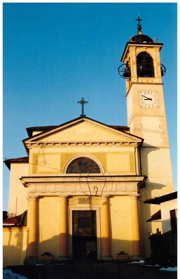 La facciata e il campanile della chiesa di Villadosia a seguito del restauro (fine 2000)
